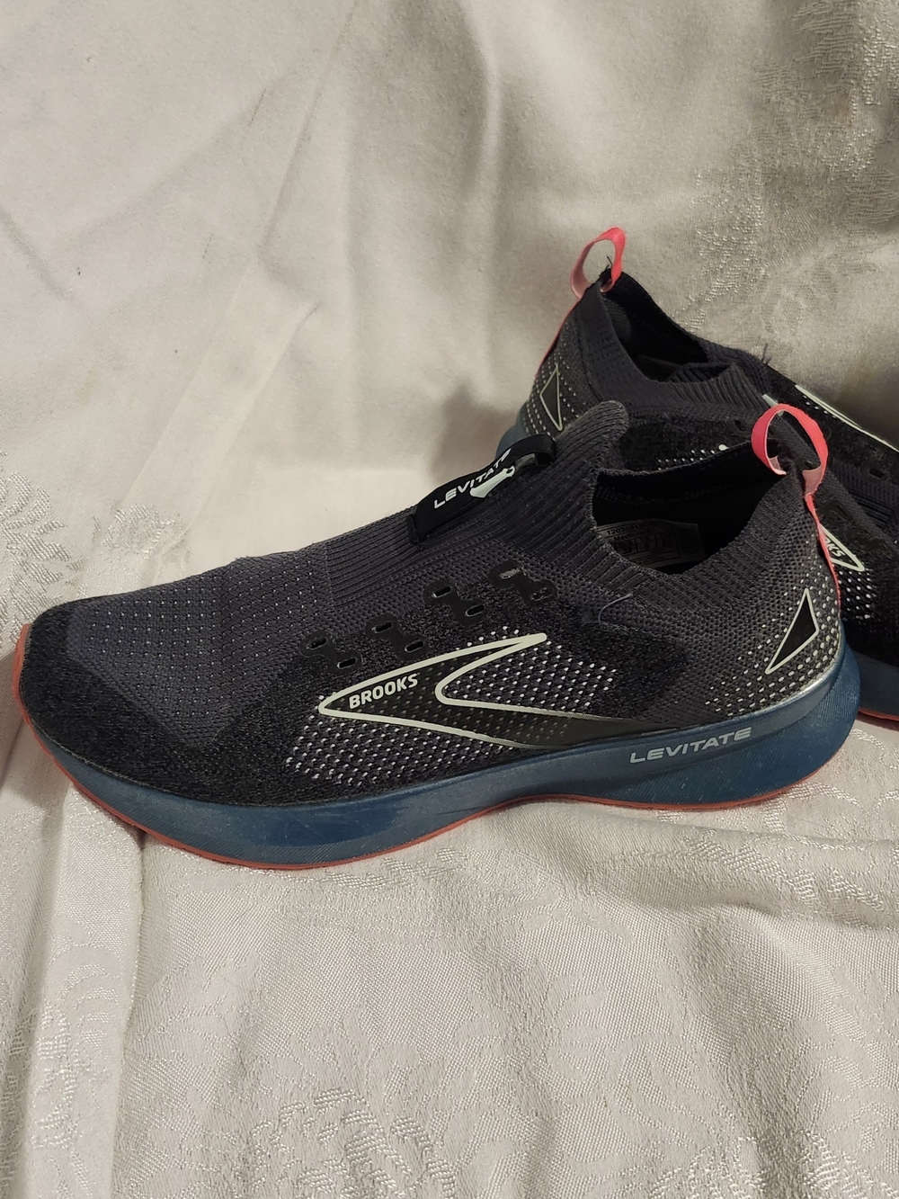 Brooks Levitate Slip-On Size 8 Running Shoes - Navy with Pink Accents